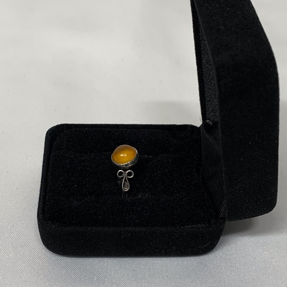 Vintage Amber set in Sterling Silver Ring - Picture 4 of 6